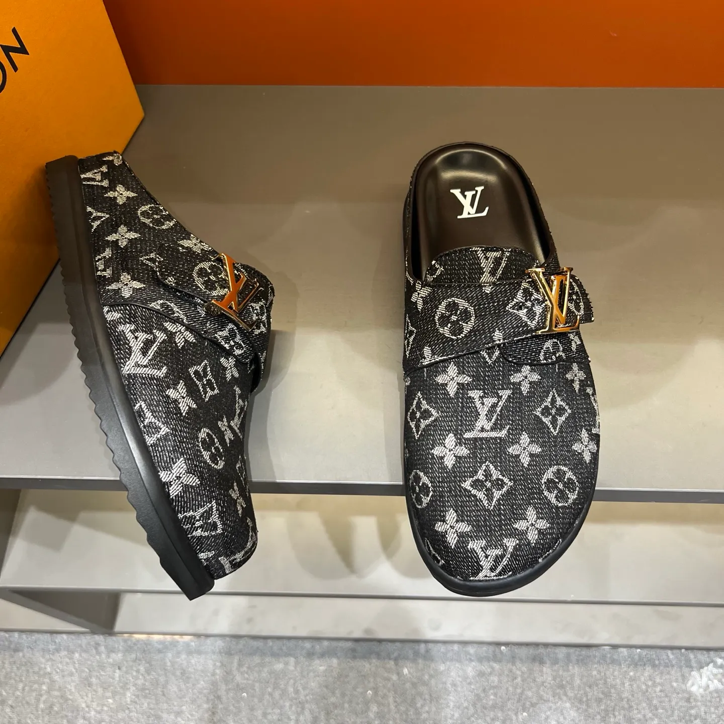 P340, LV Easy 2025 new men's casual sandals, made of suede cow leather, with Monogram pattern to highlight the trendy style. Adjustable straps illuminated with LV letters, while a resilient insole and micro outsole provide lightweight comfort. Made of suede cow leather with embossed Monogram pattern and brand element metal hardware✅Adjustable straps➕Tough insole‼ ️Micro outsole. Comfortable and easy to wear‼ ️ 38-45 (45 customized)